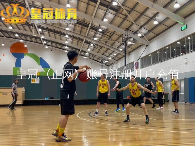 皇冠体育平台媒体放出谢霆锋与王菲在机场牵手同业的视频